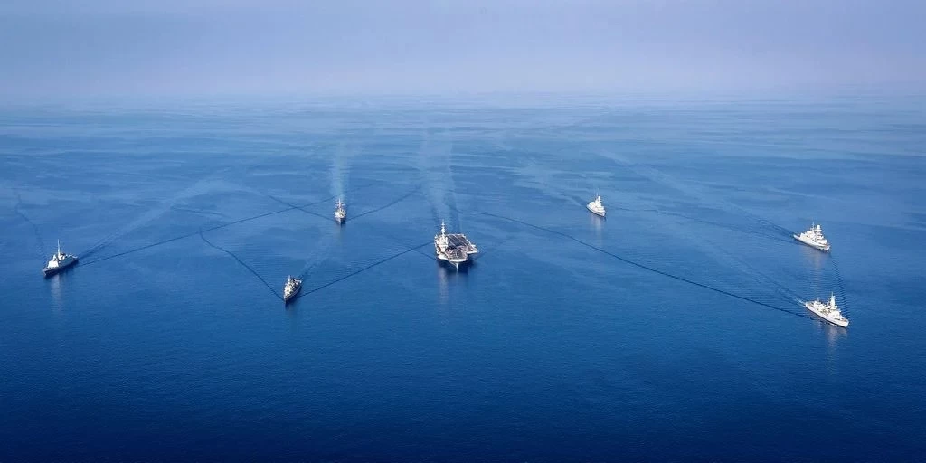 Ιστορικές εικόνες: Στην δύναμη κρούσης του αεροπλανοφόρου Σαρλ ντε Γκωλ εντάχθηκε η φρεγάτα «Κανάρης» – Άσκηση μήνυμα στην Τουρκία